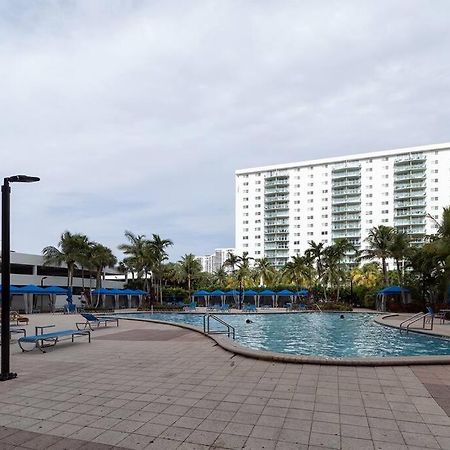 Stunning & Spacious Resort-Style Condo Across From Beach! マイアミビーチ エクステリア 写真
