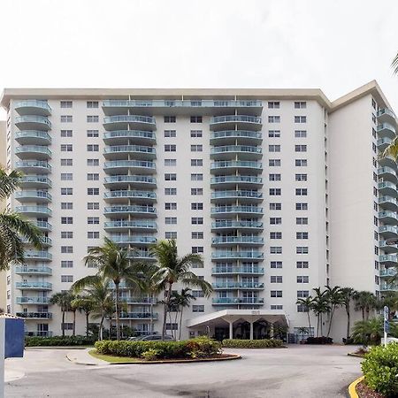 Stunning & Spacious Resort-Style Condo Across From Beach! マイアミビーチ エクステリア 写真