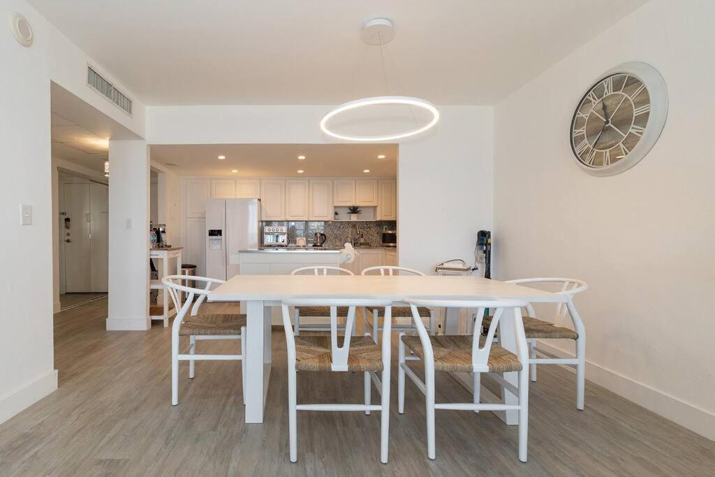 Stunning & Spacious Resort-Style Condo Across From Beach! マイアミビーチ エクステリア 写真