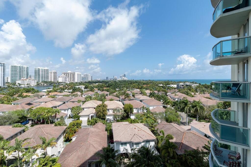 Stunning & Spacious Resort-Style Condo Across From Beach! マイアミビーチ エクステリア 写真