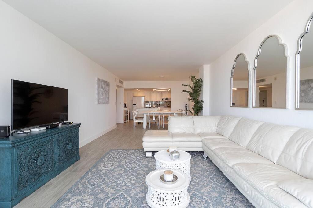 Stunning & Spacious Resort-Style Condo Across From Beach! マイアミビーチ エクステリア 写真
