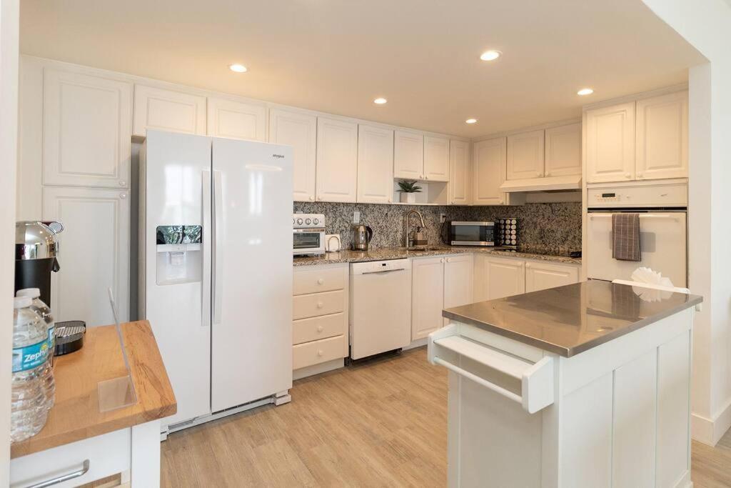 Stunning & Spacious Resort-Style Condo Across From Beach! マイアミビーチ エクステリア 写真