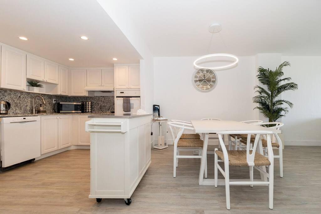 Stunning & Spacious Resort-Style Condo Across From Beach! マイアミビーチ エクステリア 写真