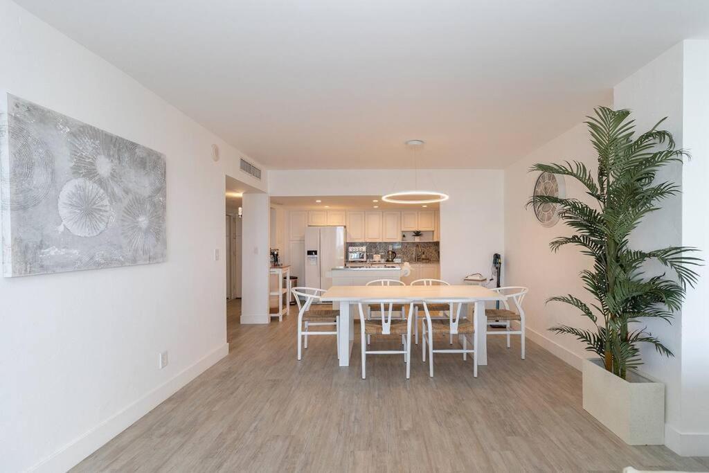 Stunning & Spacious Resort-Style Condo Across From Beach! マイアミビーチ エクステリア 写真