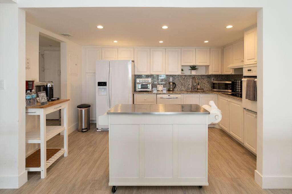 Stunning & Spacious Resort-Style Condo Across From Beach! マイアミビーチ エクステリア 写真