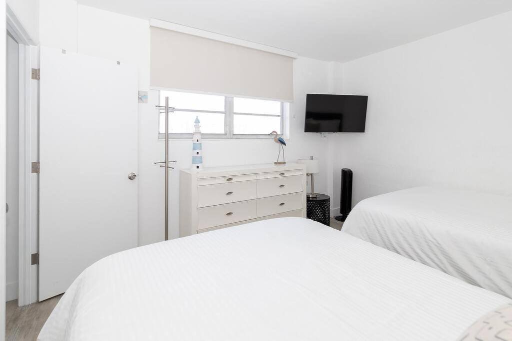 Stunning & Spacious Resort-Style Condo Across From Beach! マイアミビーチ エクステリア 写真