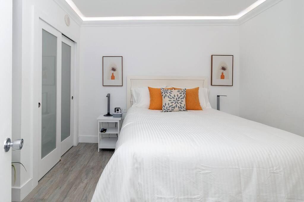 Stunning & Spacious Resort-Style Condo Across From Beach! マイアミビーチ エクステリア 写真