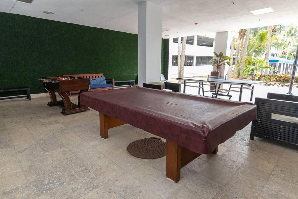 Stunning & Spacious Resort-Style Condo Across From Beach! マイアミビーチ エクステリア 写真