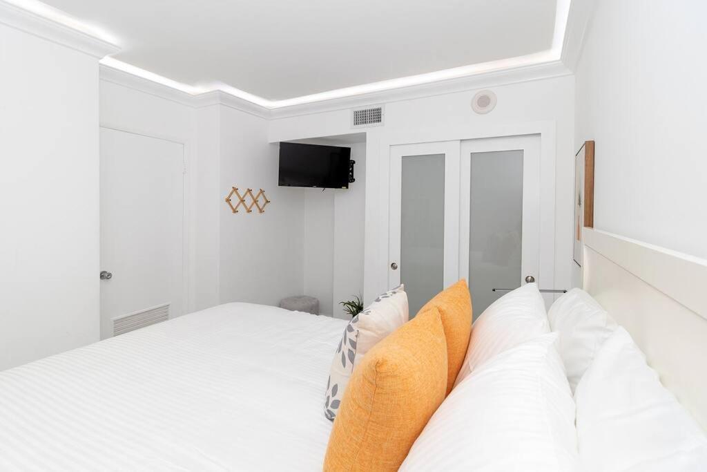 Stunning & Spacious Resort-Style Condo Across From Beach! マイアミビーチ エクステリア 写真
