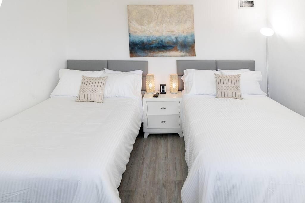 Stunning & Spacious Resort-Style Condo Across From Beach! マイアミビーチ エクステリア 写真