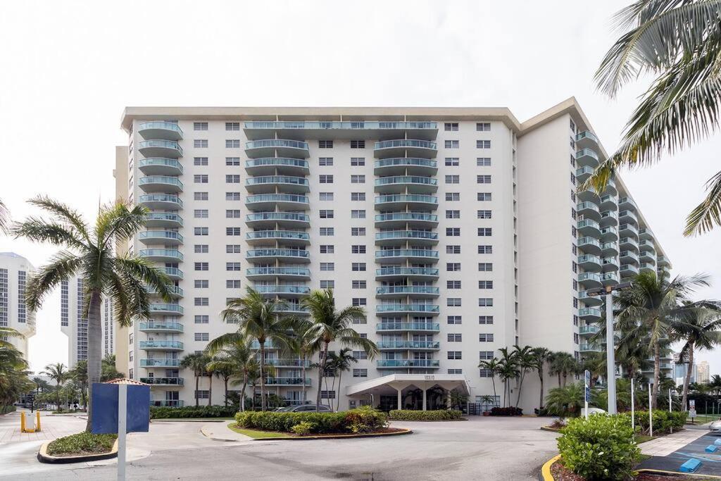 Stunning & Spacious Resort-Style Condo Across From Beach! マイアミビーチ エクステリア 写真