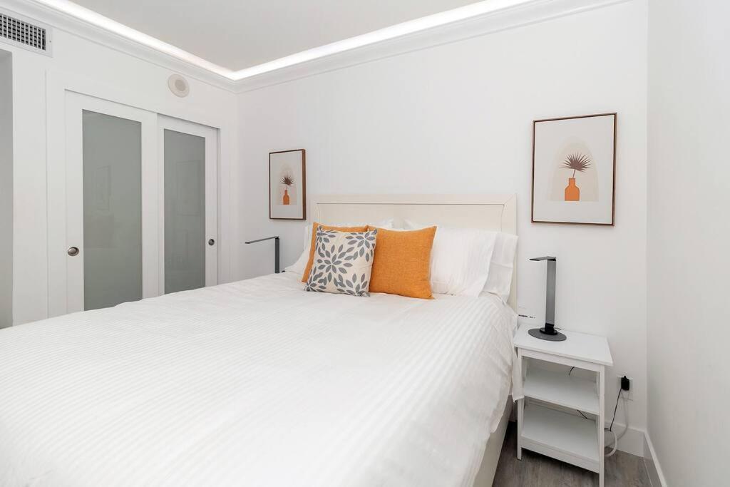 Stunning & Spacious Resort-Style Condo Across From Beach! マイアミビーチ エクステリア 写真