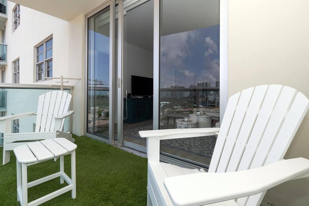 Stunning & Spacious Resort-Style Condo Across From Beach! マイアミビーチ エクステリア 写真