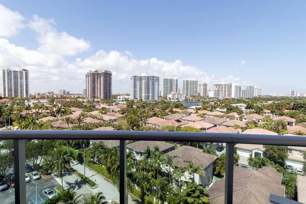 Stunning & Spacious Resort-Style Condo Across From Beach! マイアミビーチ エクステリア 写真