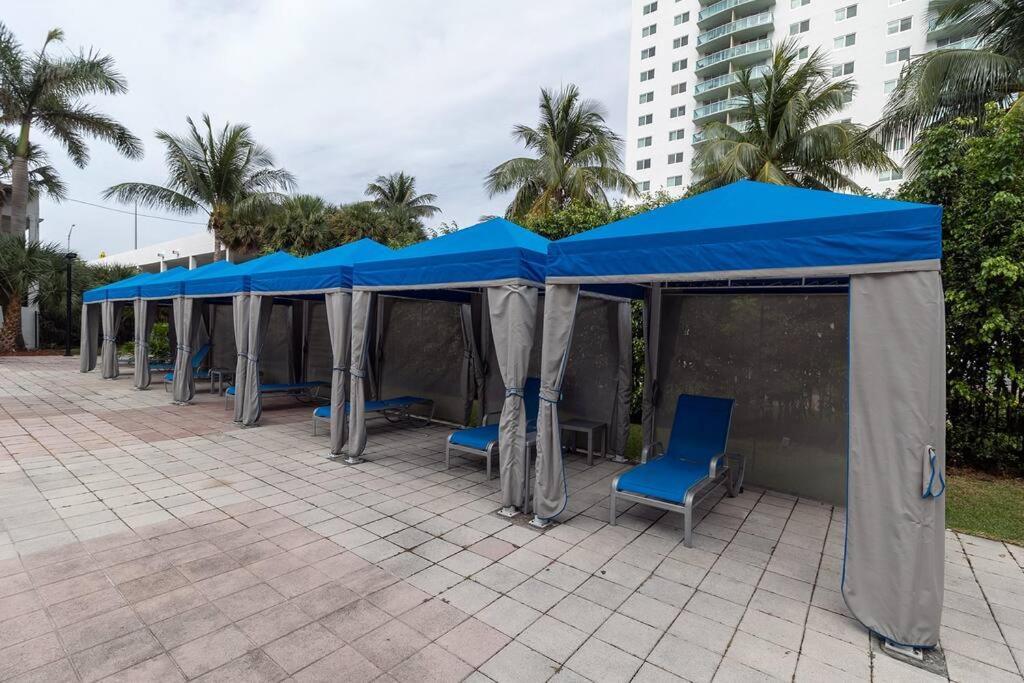 Stunning & Spacious Resort-Style Condo Across From Beach! マイアミビーチ エクステリア 写真
