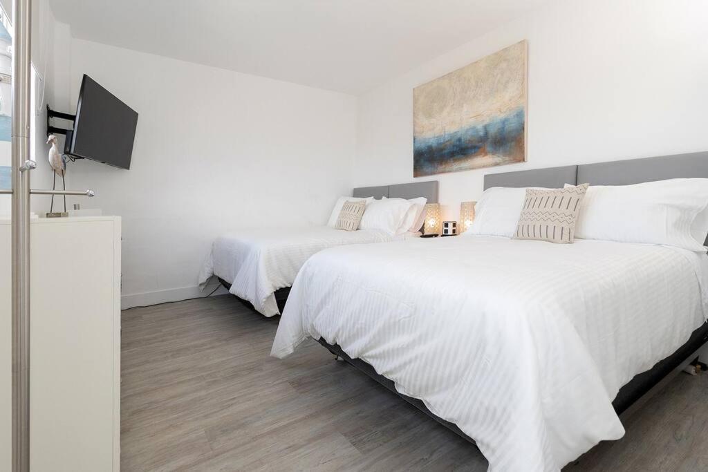 Stunning & Spacious Resort-Style Condo Across From Beach! マイアミビーチ エクステリア 写真