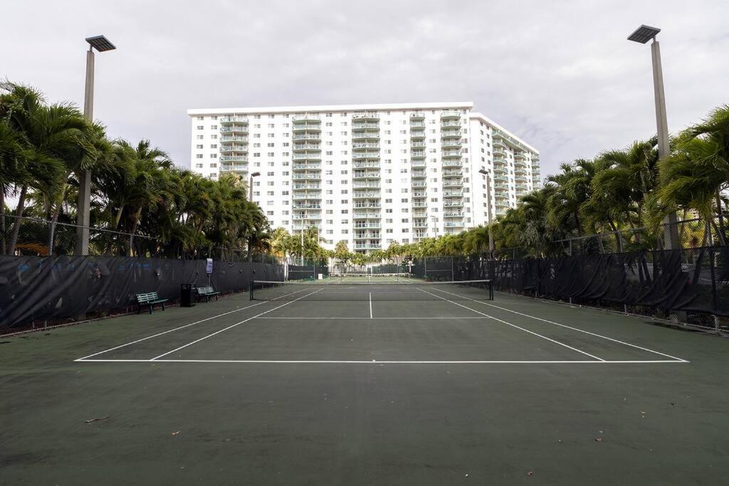 Stunning & Spacious Resort-Style Condo Across From Beach! マイアミビーチ エクステリア 写真