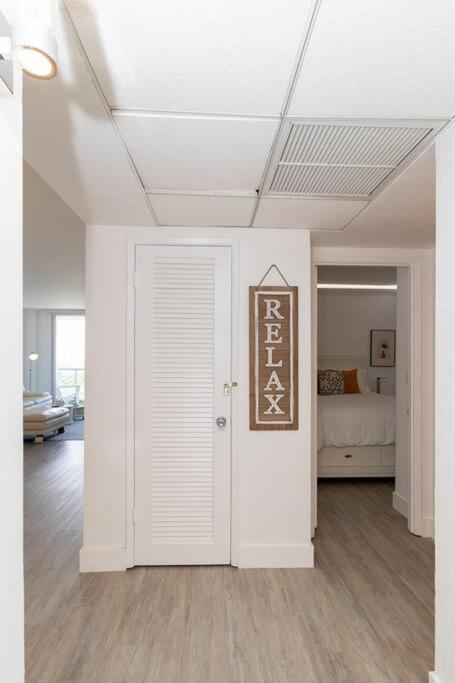 Stunning & Spacious Resort-Style Condo Across From Beach! マイアミビーチ エクステリア 写真